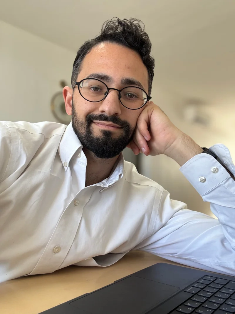 אחיה - מומחה לבניית בוטים ואוטומציות לעסקים